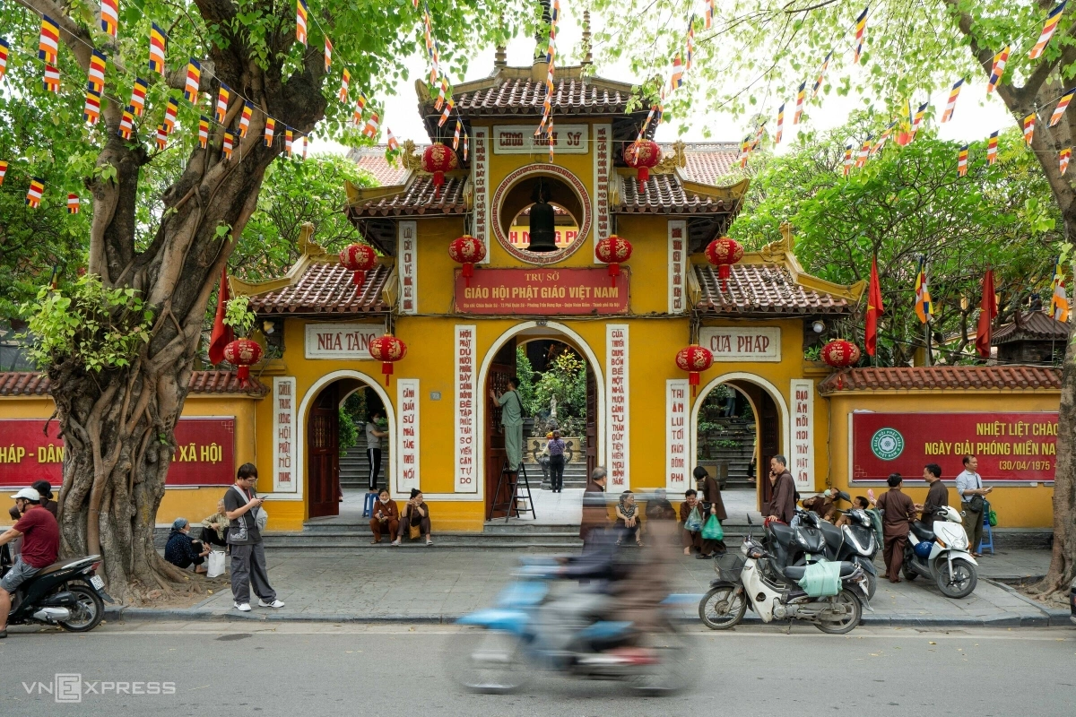 khách sạn ba đình